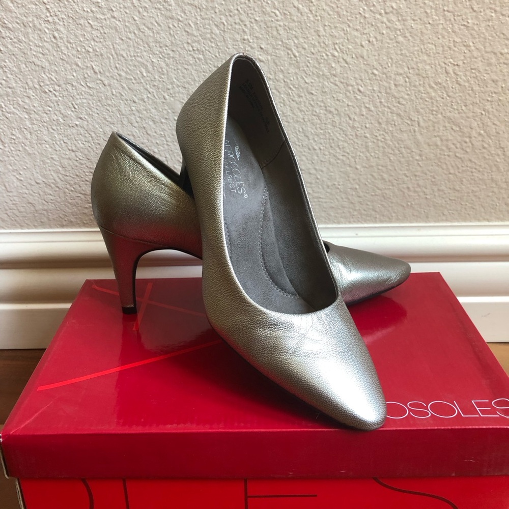 Aerosoles Exquisite in Silver Leather size 8.5